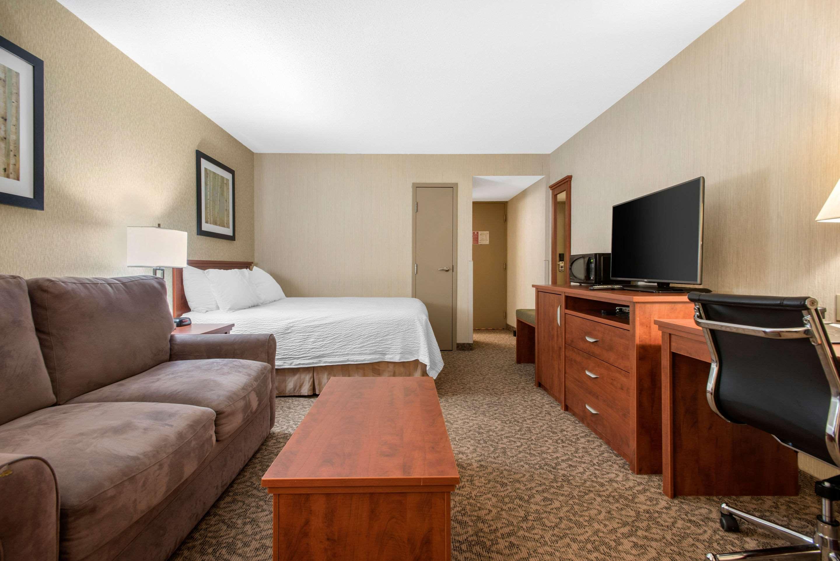 Clarion Hotel & Suites Brandon Exterior foto