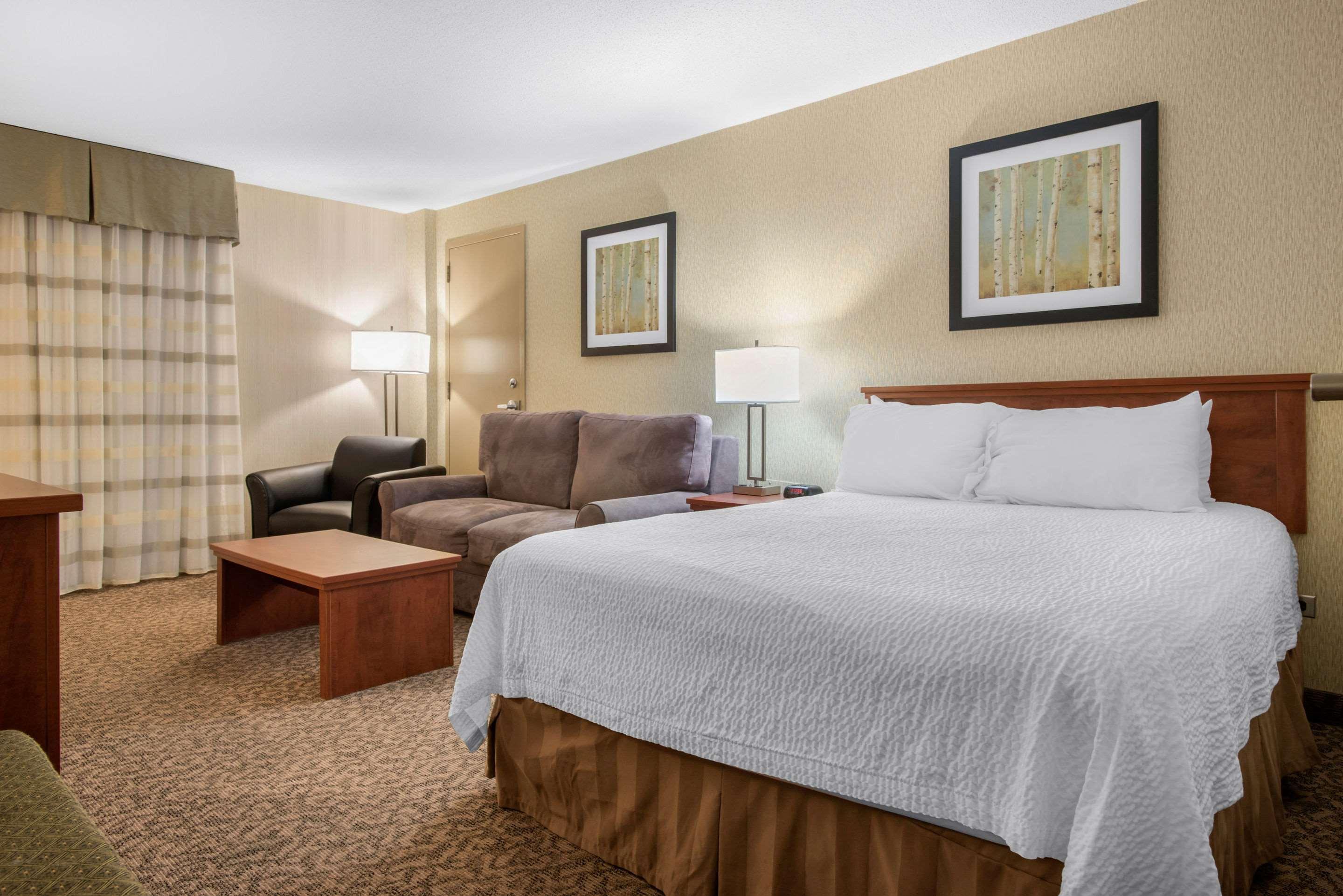 Clarion Hotel & Suites Brandon Exterior foto
