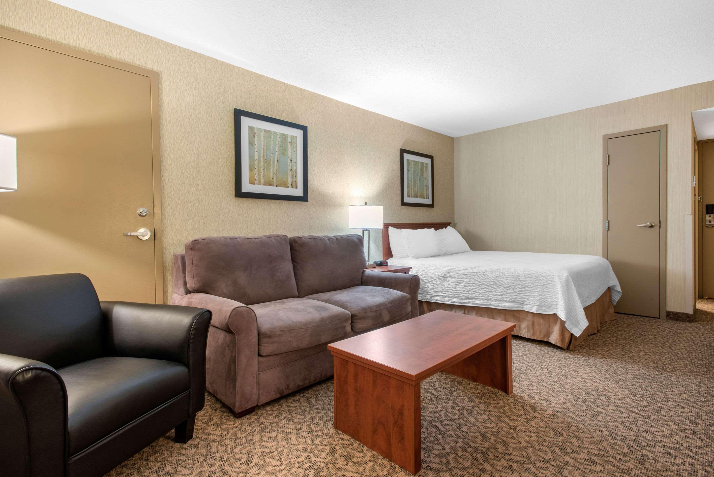 Clarion Hotel & Suites Brandon Exterior foto