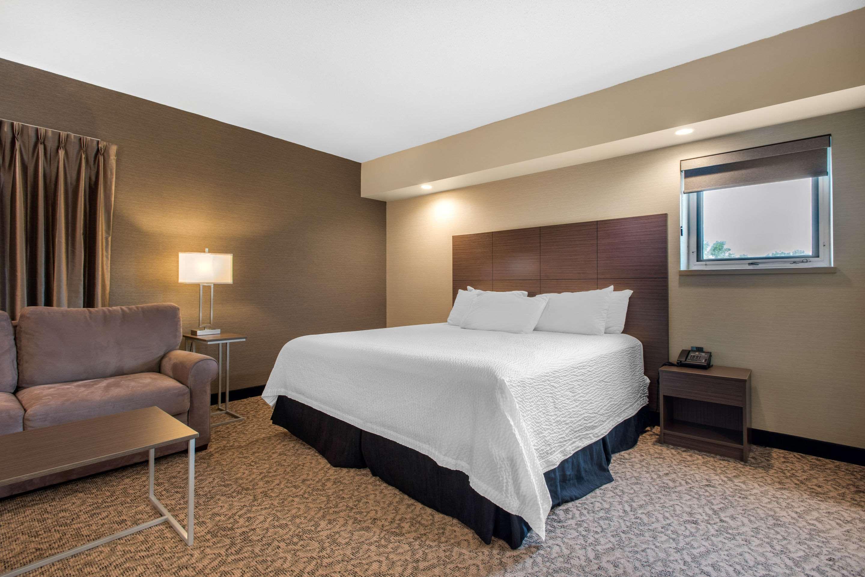 Clarion Hotel & Suites Brandon Exterior foto