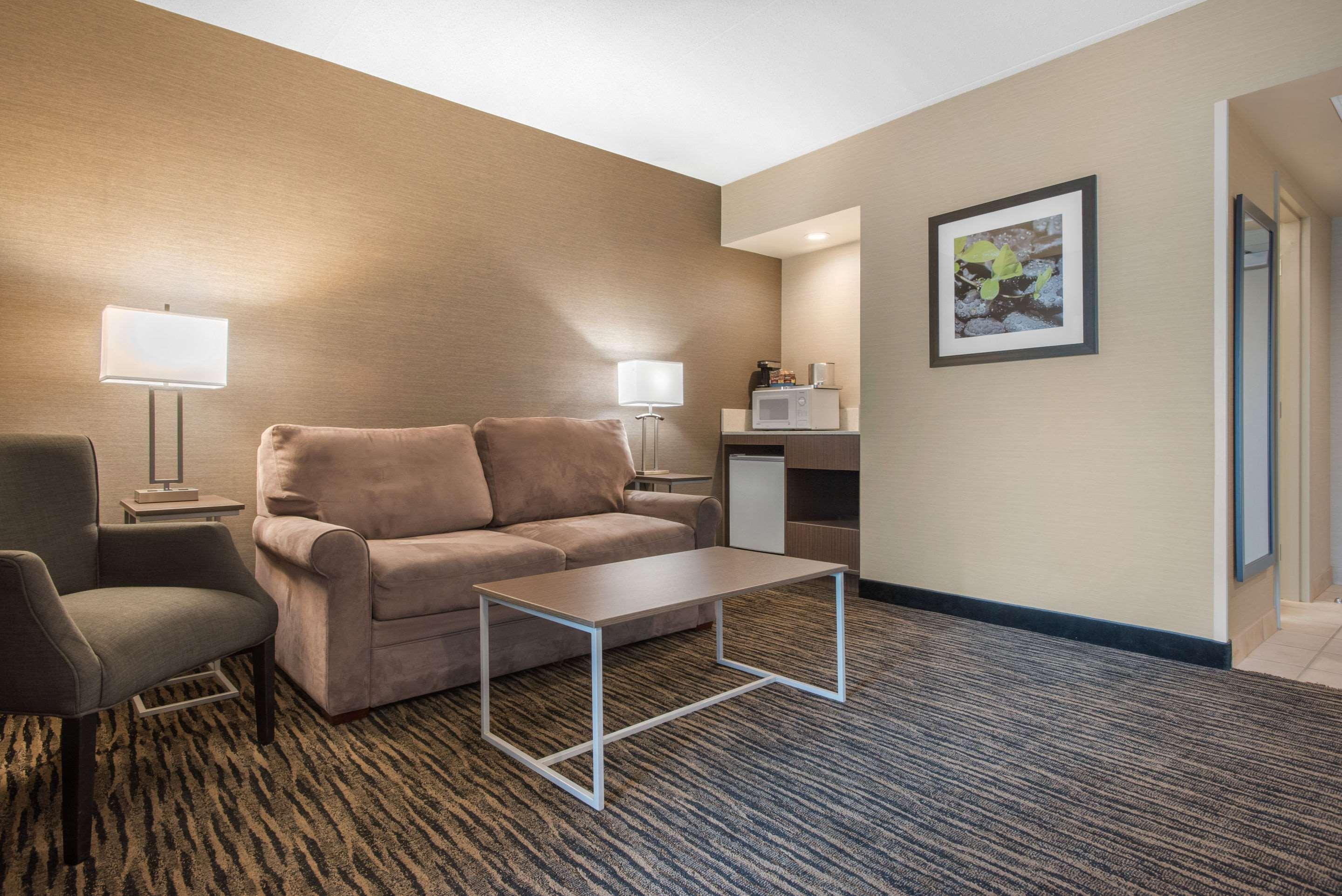 Clarion Hotel & Suites Brandon Exterior foto