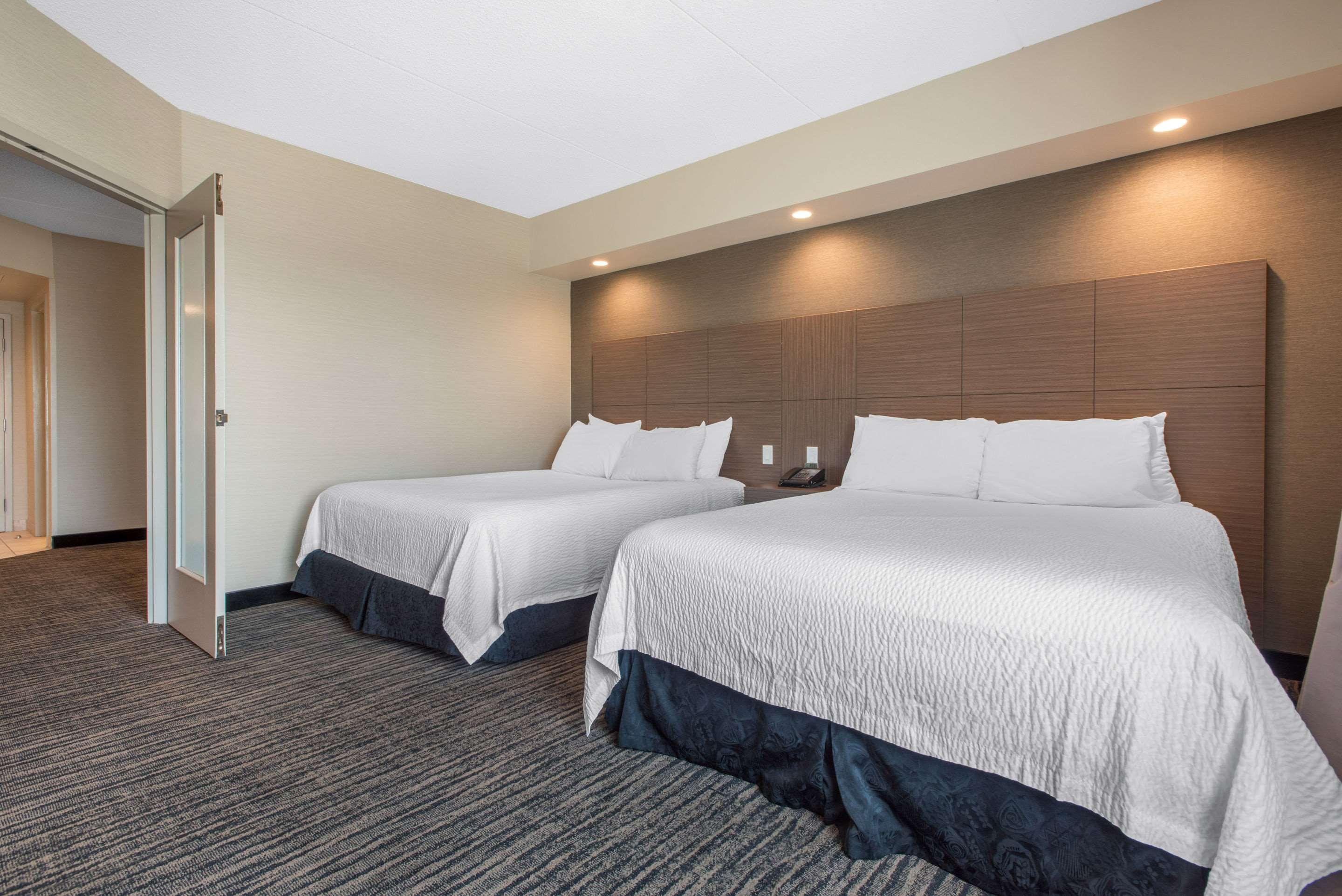Clarion Hotel & Suites Brandon Exterior foto