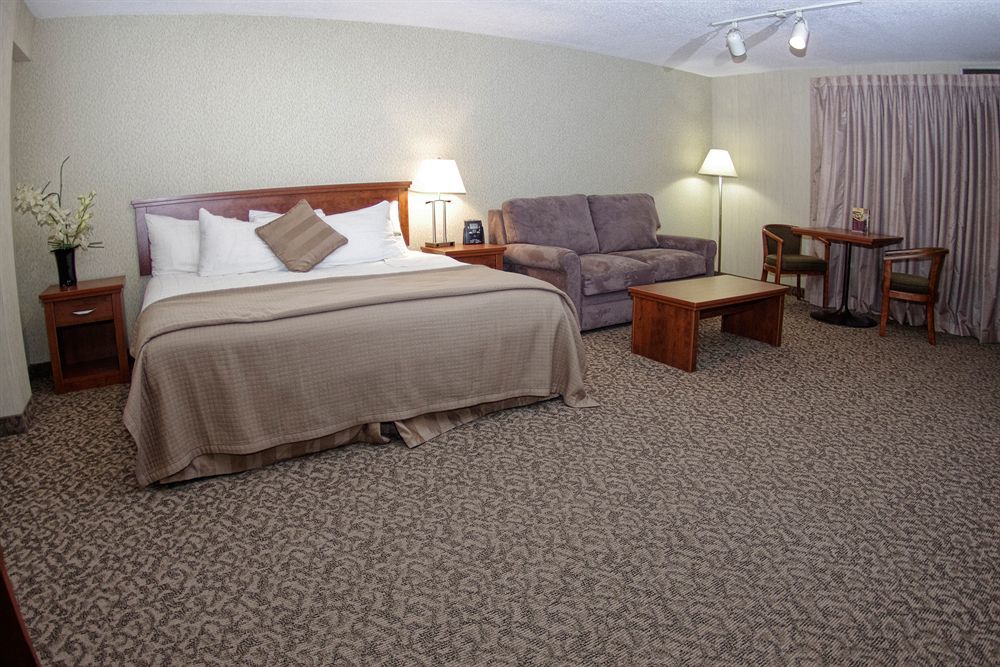 Clarion Hotel & Suites Brandon Exterior foto