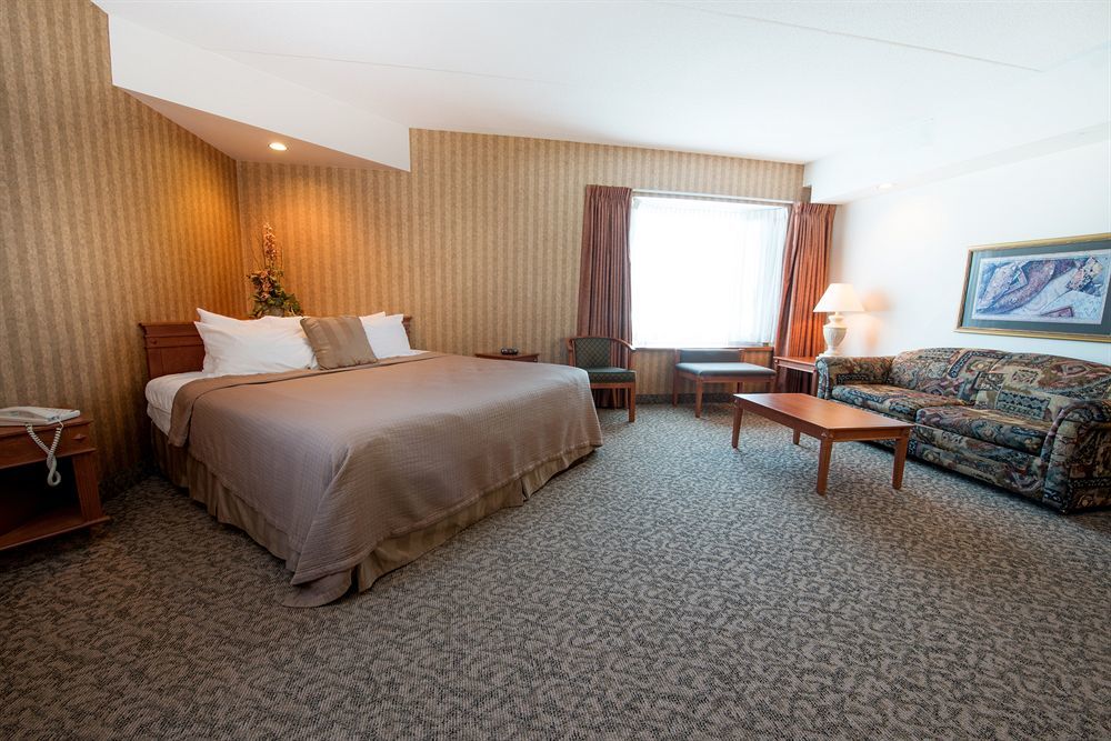 Clarion Hotel & Suites Brandon Exterior foto