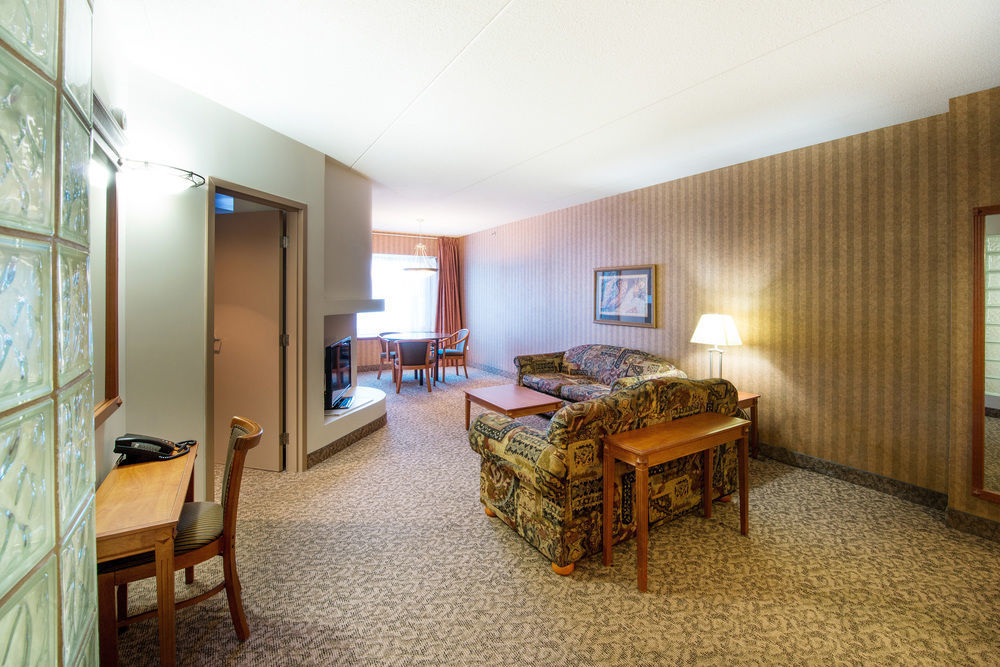 Clarion Hotel & Suites Brandon Exterior foto